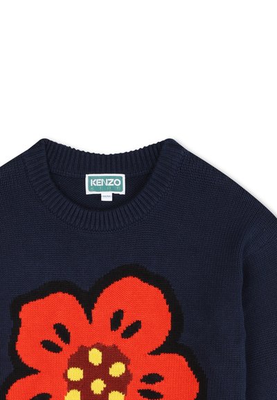 Pull en tricot bleu marine avec un grand motif de fleur rouge agrémenté d'accents noirs et jaunes ; comprend un col rond côtelé et une étiquette KENZO Kids.