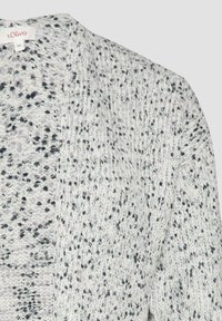 Lichtgrijze gebreide cardigan met een donkerder gespikkeld patroon, open voorkant en zachte textuur. Etiket zichtbaar bij de halslijn.