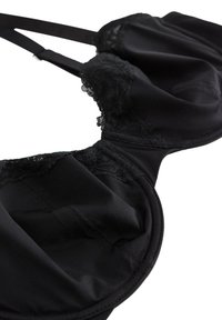 Sort satin-bh med blondedetaljer og justerbare stropper, vist i nærbillede på en hvid baggrund.