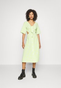 Monki Vestido camiseiro - green