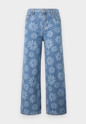 Jean en denim bleu à jambes larges avec un motif floral de marguerites bleu clair, poches avant, passants pour ceinture et fermeture par bouton.