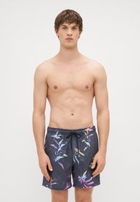 Čierne plavky s farebným kvetinovým vzorom, elastickým pásom a šnúrkou. Materiál má hladkú textúru, vhodný na plážové oblečenie.