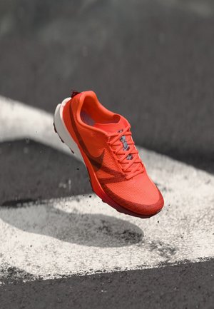 Nike Performance TERRA KIGER 10 - Chaussures de running - hyper crimson/dark team red/sail/glacier blue