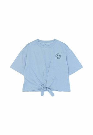 Jasnoniebieska bawełniana koszulka z frontowym wiązaniem, krótkimi rękawami i małą czarną grafiką uśmiechniętej buźki na lewej piersi.
