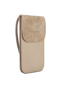 Beige fusk skinntelefonfodral med en mocka-lucka, med en präglad logotyp på framsidan, och ett flätat bärhandtag.