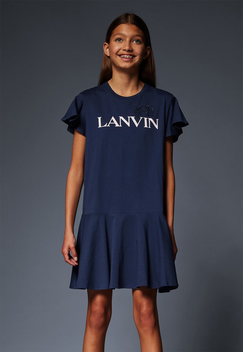 Vestido de manga corta azul marino con falda acampanada, escote redondo y el logo "LANVIN" en blanco con un adorno brillante.