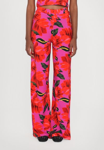 Patronen palazzo broek in levendig roze met grote rode bloemenprints en groene bladeren. Gemaakt van lichte stof, met een hoge taille.