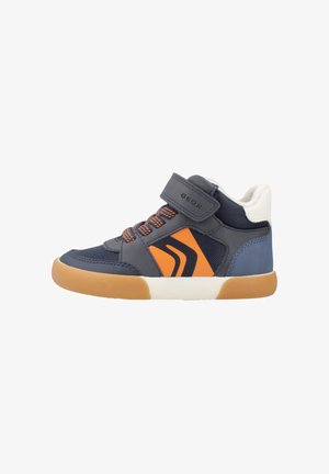 Zapatillas azul marino con acentos naranjas, parte superior de sintético y malla, collar acolchado, correa ajustable de Velcro y suela de goma marrón.
