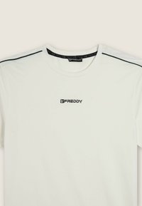 T-shirt bianca a girocollo con logo "FREDDY" sul petto e piping nero lungo le cuciture delle spalle.