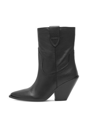 Botte en cuir noir jusqu'à la cheville avec un bout pointu, des surpiqûres courbées sur les côtés et un talon compensé haut. Elle possède une languette en haut pour un enfilage facile.