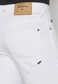 Koroshi BERMUDA STRETCH REGULAR COLORS BERMUDA STRET - Jeansshorts - blanco