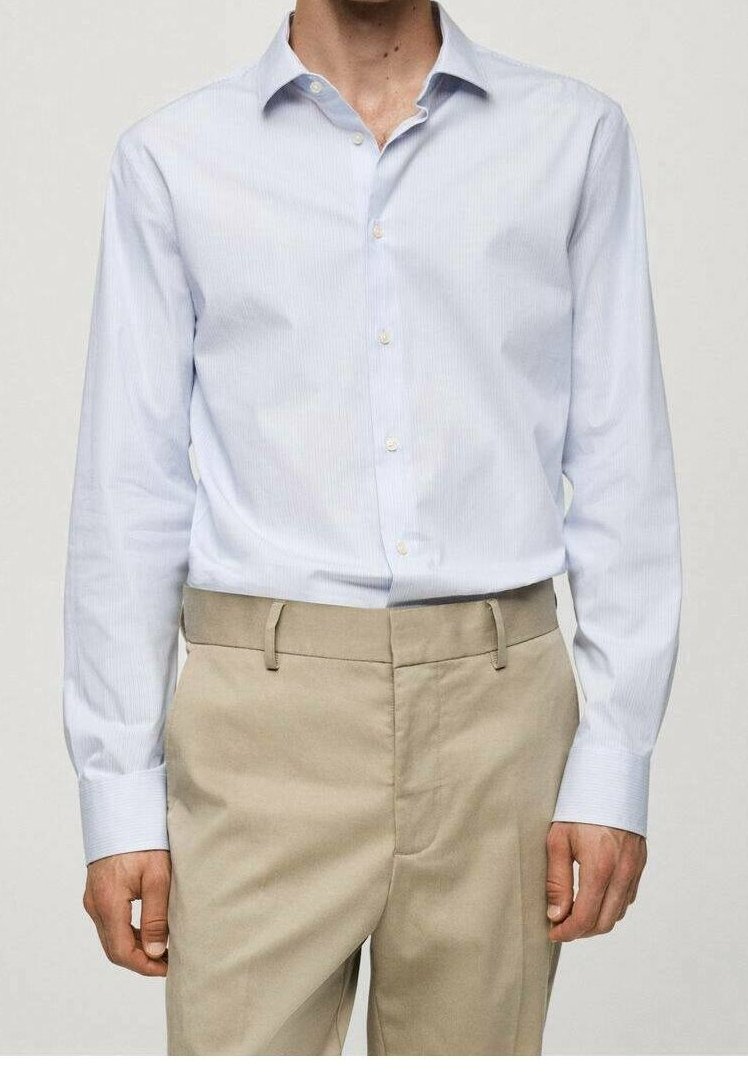 Lichtblau gestreepte lange mouw shirt met een puntige kraag, knoopsluiting en een soepele textuur; gedragen met beige op maat gemaakte pantalon.