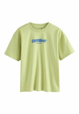 Hellgrünes, kurzärmliges T-Shirt mit blauer Aufschrift "Offline" und kleinerem Text "all the time", der auf der Brust zentriert ist.