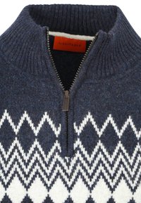 Dunkelblauer Strickpullover mit weißem und marineblauem Rautenmuster, mit halbem Reißverschluss an der Vorderseite und geripptem hohem Kragen.