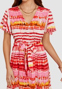 Vestido de manga corta con escote en V, cinturilla ajustable y un colorido patrón a rayas en rosa, rojo, naranja y amarillo con detalles de pompones.