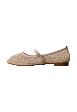 Ballerine beige avec un petit talon, une bride à boucle et une broderie florale décorée de petites perles.