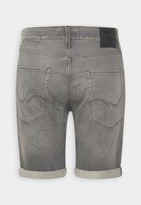 Pantalones cortos de mezclilla gris para hombre con dobladillo enrollado, dos bolsillos traseros con un sutil patrón de costura y una etiqueta de cuero negro con la marca en la cinturilla.