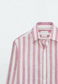 Camicia di lino con strisce verticali rosa e bianche, colletto classico e pattina con bottoni. Texture morbida con una sensazione leggera e traspirante.