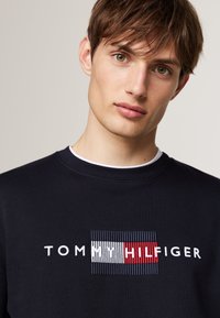 Tommy Hilfiger FLAG EMBRO - Sweatshirt - desert sky