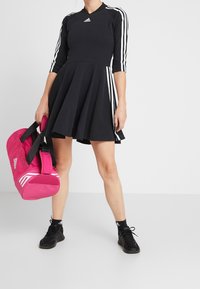 adidas Performance Robe en jersey - black