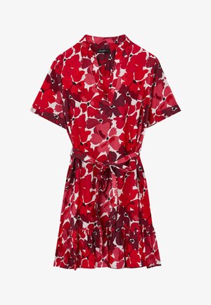 Punainen kukkamekko, jossa on lyhyet hihat, V-pääntie, sidottu vyötärö ja röyhelöreuna. Kangas on kevyt ja sileä.