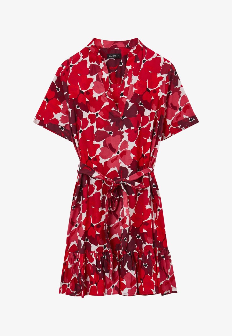 Vestido floral rojo con mangas cortas, escote en V, cintura con lazo y dobladillo con volantes. La tela tiene una textura ligera y suave.