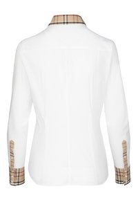 Bílá košile s kostkovanými béžovými a hnědými límcem a manžetami. Má dlouhé rukávy a knoflíkové detaily na manžetách.