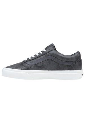 Niskie czarne skórzane sneakersy z białymi sznurowadłami i grubą białą gumową podeszwą, detal bocznego paska i wyściełany kołnierz.