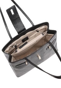 Tote en cuir noir avec embossage croco et deux poignées robustes. L'intérieur est doté d'une doublure en tissu beige et de plusieurs compartiments, y compris une poche zippée.