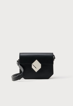 Zwarte leren crossbodytas met geometrische zilveren sluiting en verstelbare riem, afgebeeld tegen een effen lichte achtergrond.