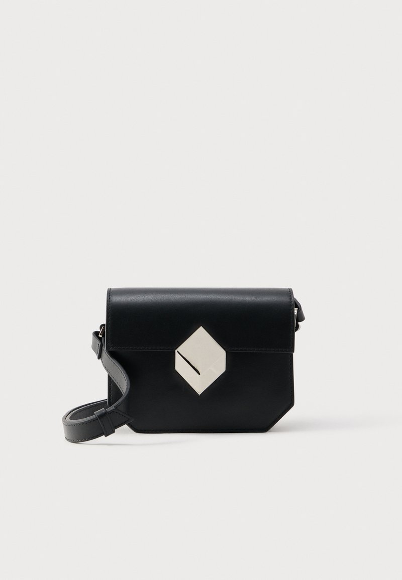 Μαύρο δερμάτινο τσαντάκι χιαστί με γεωμετρικό ασημένιο κούμπωμα και ρυθμιζόμενο λουρί, τοποθετημένο πάνω σε απλό ανοιχτό φόντο.