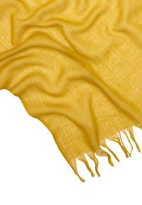 Żółty, teksturowany szalik z frędzlami, wykonany z lekkiego materiału, charakteryzujący się gładkim, lekko przezroczystym wyglądem.
