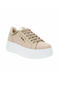 Sneaker beige con finitura liscia, dettagli dorati, chiusura con lacci e suola spessa bianca. Presenta occhielli metallici e collo imbottito.