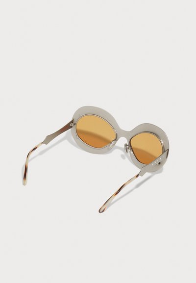 Ochelari de soare cu ramă din metal argintiu, formă ovală unică, lentile de culoare chihlimbar și vârfuri de brad cu model din scoică de broască țestoasă maro.