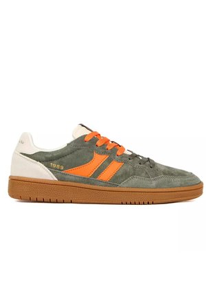 Sneaker in pelle scamosciata verde con strisce e lacci arancioni, tallone bianco e suola marrone strutturata, vista laterale.