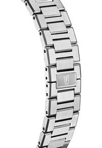 Armbands av rostfritt stål med rektangulära länkar; har borstad och polerad yta; inkluderar en logotyp på en central länk.