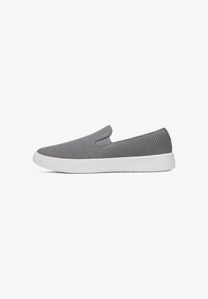 Grauer Slip-On-Sneaker mit strukturiertem Stoffobermaterial und dicker weißer Gummisohle, von der Seite vor weißem Hintergrund gesehen.
