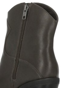 Stivaletto marrone in pelle con cerniera laterale, texture liscia e bordo superiore curvo. Presenta un tacco nero a pila e cuciture impunturate.