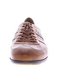 Chaussure en cuir marron avec une texture lisse, bout rond et détails en dentelle marron. Présente des accents de couture et une semelle en caoutchouc à profil bas.