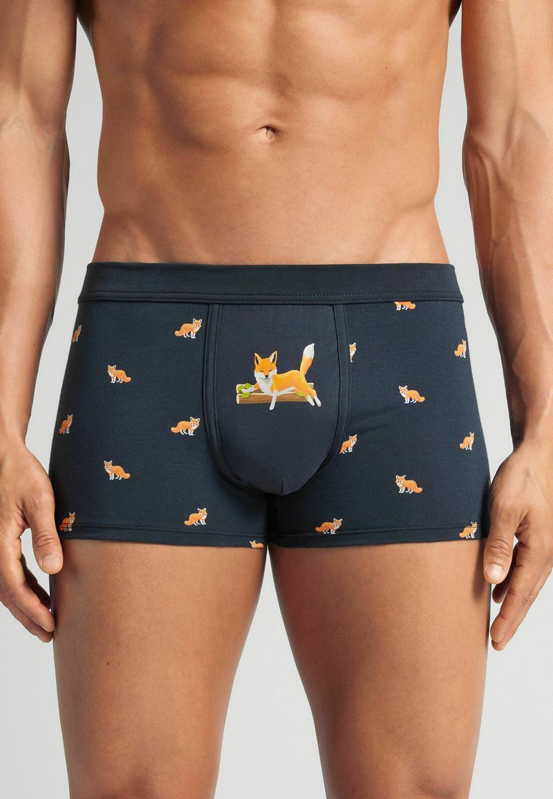 Calzoncillos tipo boxer de tejido azul oscuro con un estampado integral de zorros naranjas, y un gran gráfico de un zorro en el panel frontal.