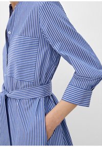 s.Oliver MIT ARTWORK - Robe chemise - blau