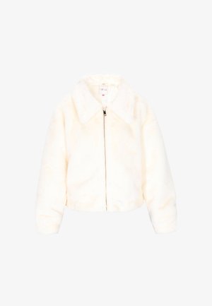 Fehér műszőrme dzseki széles gallérral és elülső cipzáros zárással, fehér háttér előtt kiállítva.