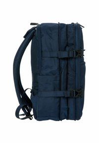 Zaino blu navy con forma rettangolare, tessuto texturizzato, doppie cerniere, spallacci imbottiti regolabili e due fibbie laterali per una chiusura sicura.