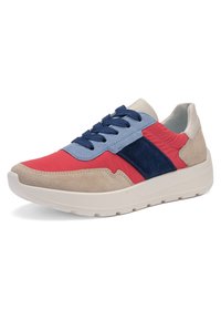 Niedrig geschnittener Sneaker mit roten, beigen, hellblauen und marineblauen Paneelen, marineblauen Schnürsenkeln und einer weißen, dicken Sohle, die nach rechts geneigt ist, auf weißem Hintergrund.