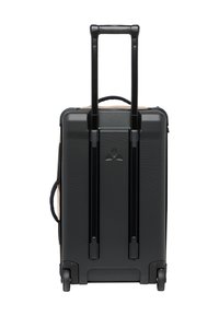 Zwarte harde koffer met een gladde textuur, uitschuifbare handgreep en twee wielen. Voorzien van een logo aan de voorkant en een zijhandgreep.