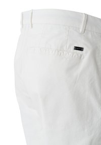 Weiße Baumwollhose mit glatter Textur, einer Gesäßtasche mit einem kleinen schwarzen Markenlabel und einem taillierten Bunddesign.