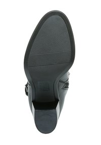 Scarpa nera con tomaia in pelle liscia e punta arrotondata. Suola in gomma testurizzata con scanalature e pannello elastico laterale per una migliore vestibilità.