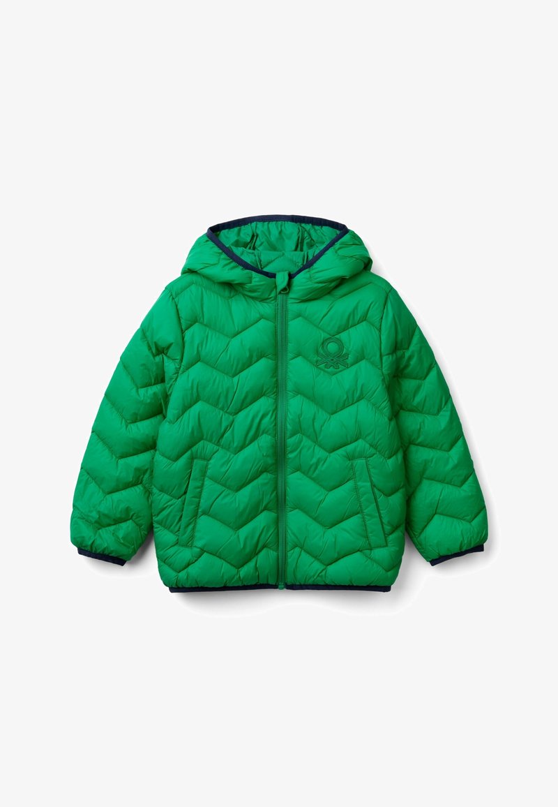 Doudoune verte à capuche, avec un motif matelassé en zigzag, fermeture éclair frontale, deux poches latérales et des accents de finition bleu marine.