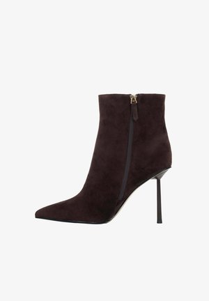 Donkerbruine suède enkellaars met puntige neus, slanke hoge naaldhak en rits aan de zijkant met leren trekkoord.