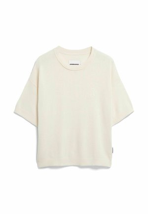 Pull en maille à manches courtes de couleur crème avec col rond, ourlet et poignets côtelés, et petit logo brodé sur la poitrine.